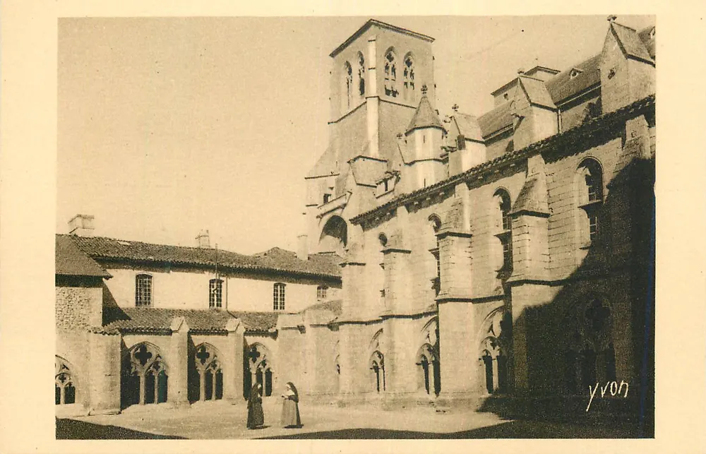 L'Abbaye de La Chaise-Dieu — La Cour du Cloître — Éditeur YVON - Recto