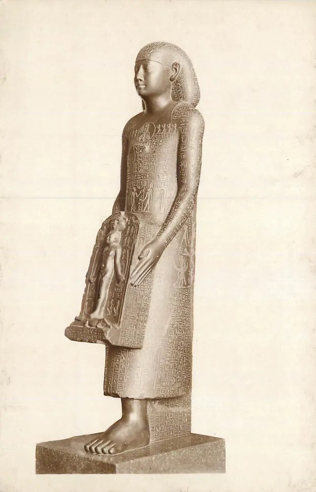 Estátua votiva de um sacerdote da deusa Bastit — nomeado Petimahost — Museus da Europa, Paris - Frente