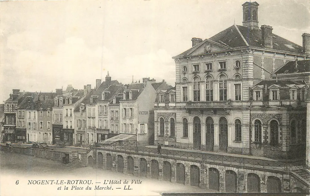 Nogent-le-Rotrou — Das Rathaus und der Marktplatz — LL - Vorderseite