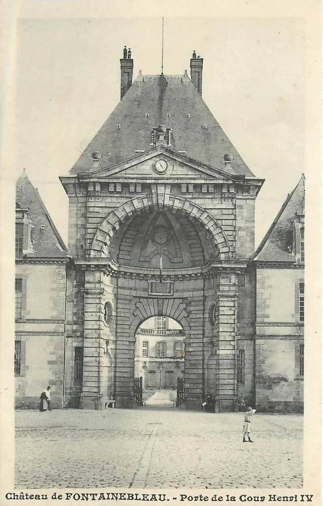 Schloss FONTAINEBLEAU — Tor der Cour Henri IV - Vorderseite