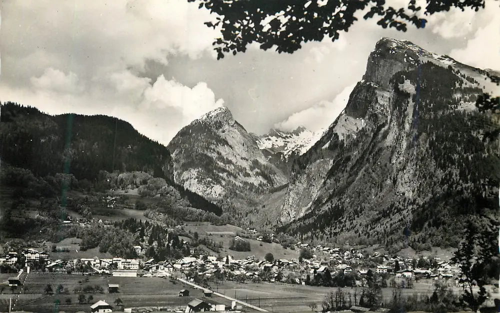 Samoëns (Haute-Savoie) — Allgemeiner Blick — La Pointe de Tuet und der Criou — Edition Gil, Annecy, n° 6426 - Vorderseite