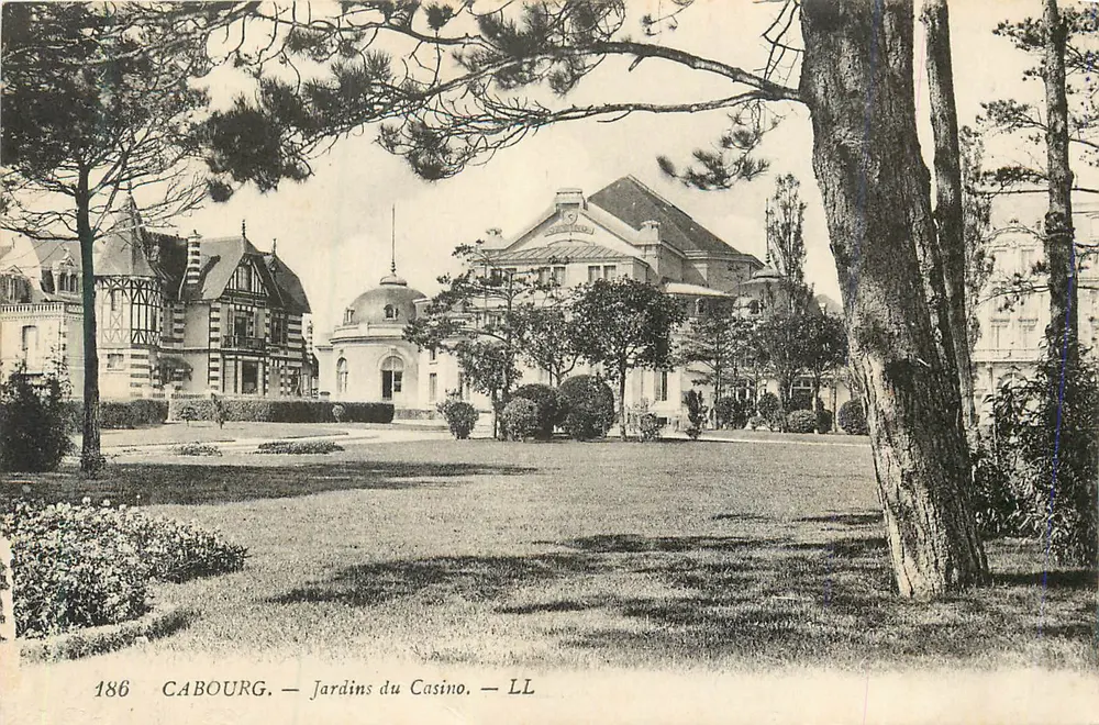 Cabourg — Jardins do Casino — LL - Frente