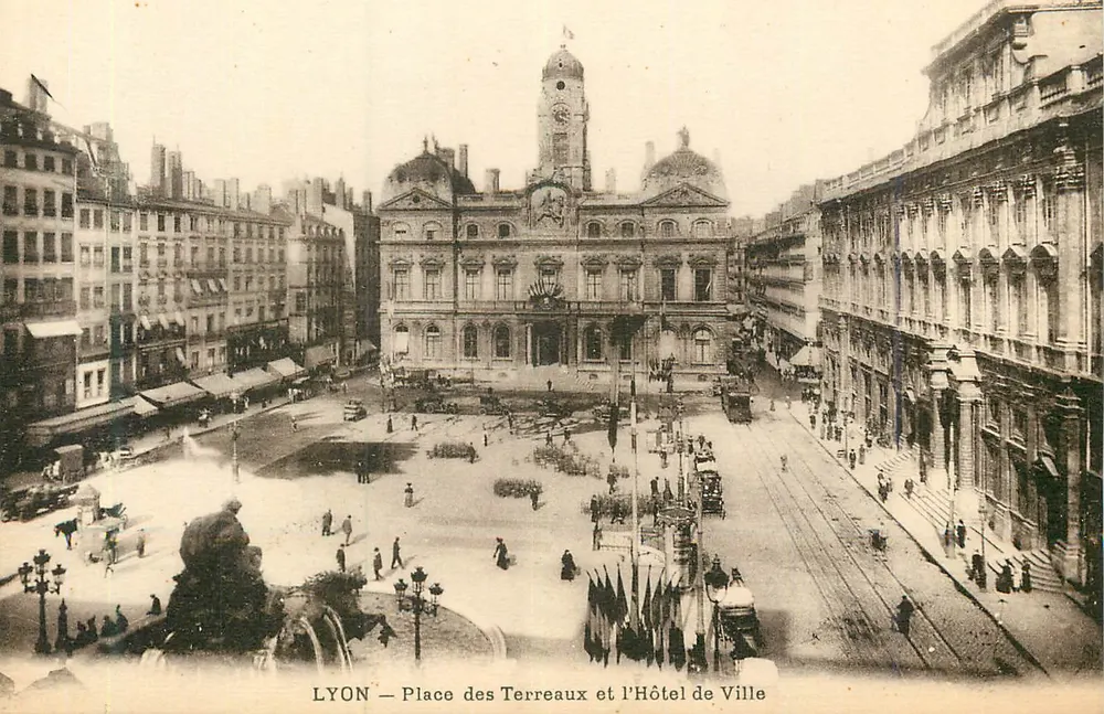 LYON — Place des Terreaux und das Rathaus - Vorderseite