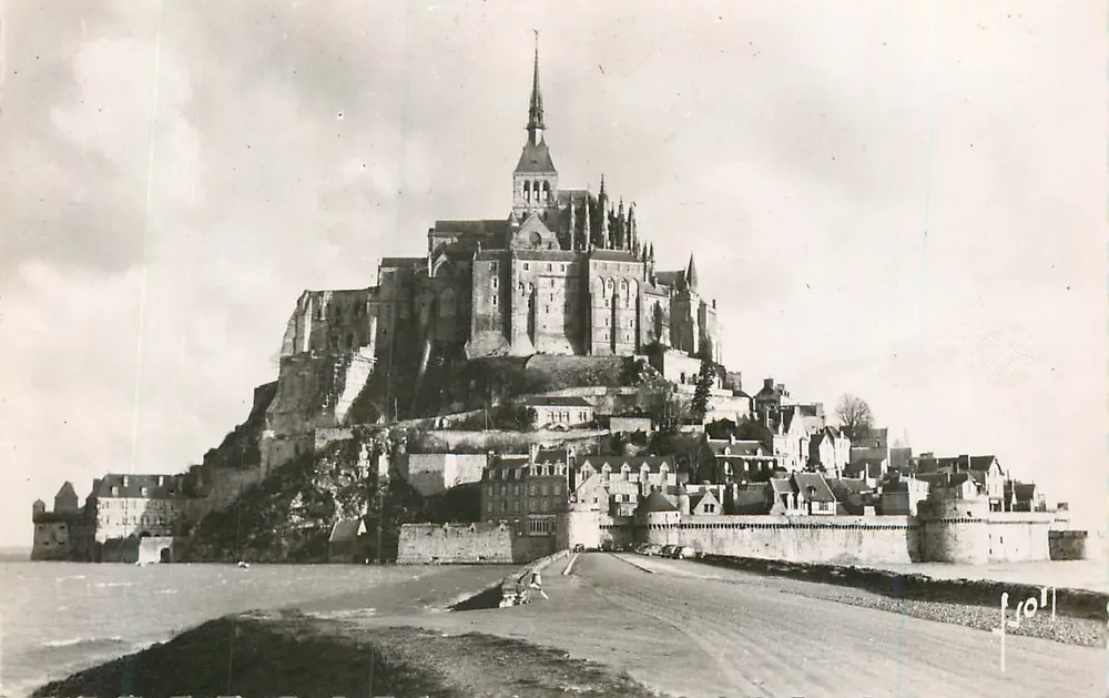 Monte Saint-Michel — A chegada com maré de equinócio — Éditions d'Art Jean Martel, Paris - Frente