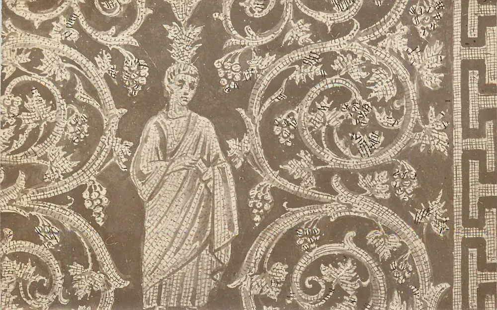 Mosaïque antique — figure centrale dans un décor végétal — Fot. L. Ricci, Ravenna - Recto