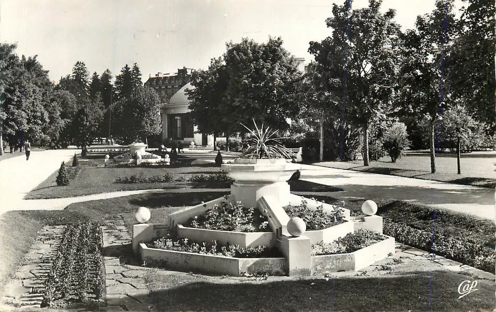 A Grande Fonte vista dos Jardins — Vittel — editor Cap - Frente