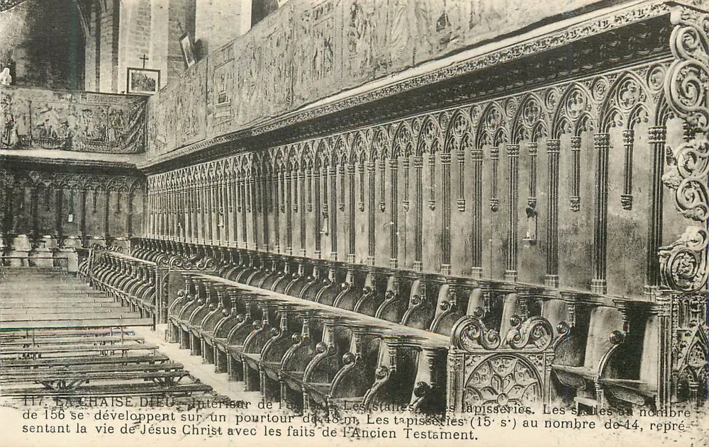 Interior da igreja — A cadeira de Deus — bancos e tapeçarias - Frente