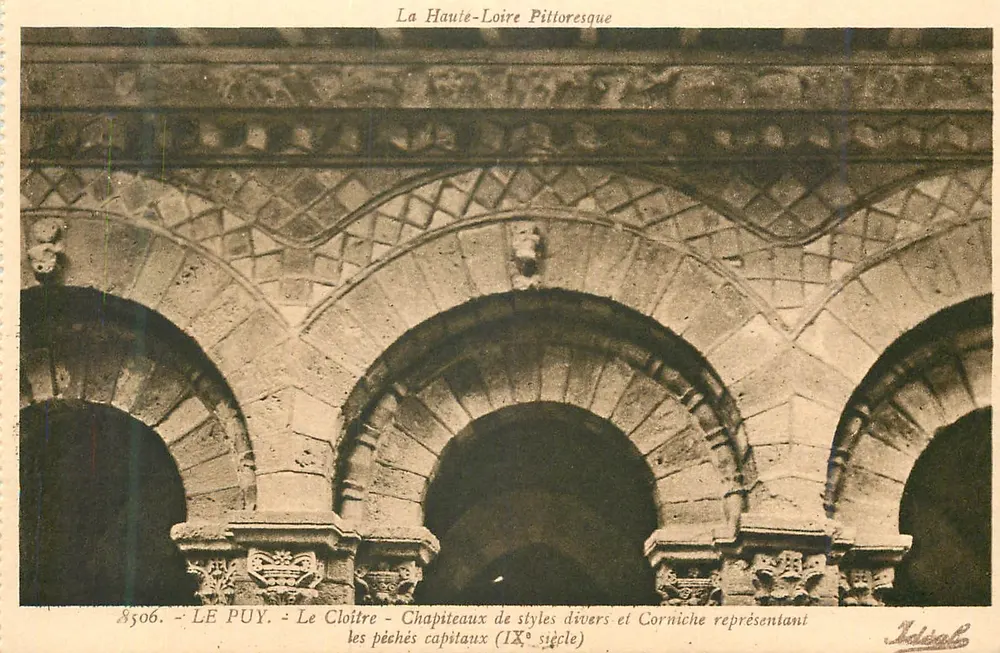 Le Puy - Der Cloister - Kapitelle verschiedener Stile und Corniche, die die sieben Todsünden darstellen (9. Jahrhundert) - Vorderseite