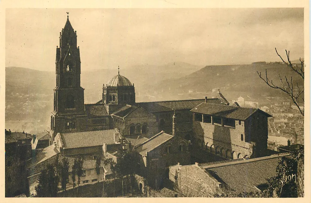 Le Puy (Haute-Loire) — Basilique Notre-Dame du Puy — seitliche Ansicht — Éditions d'Art YVON - Vorderseite