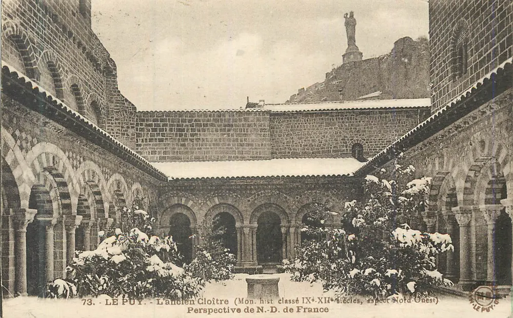 Le Puy - L'ancien Cloître (Monument historique classé IXe-XIIe siècles, aspect Nord-Ouest) - Recto