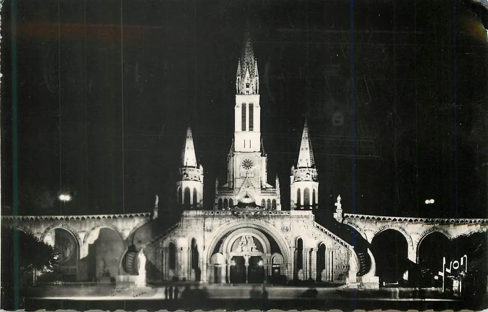Lourdes (Altos-Pireneus) — A Basílica iluminada — Éditions Françaises, n° B. 1872 - Frente