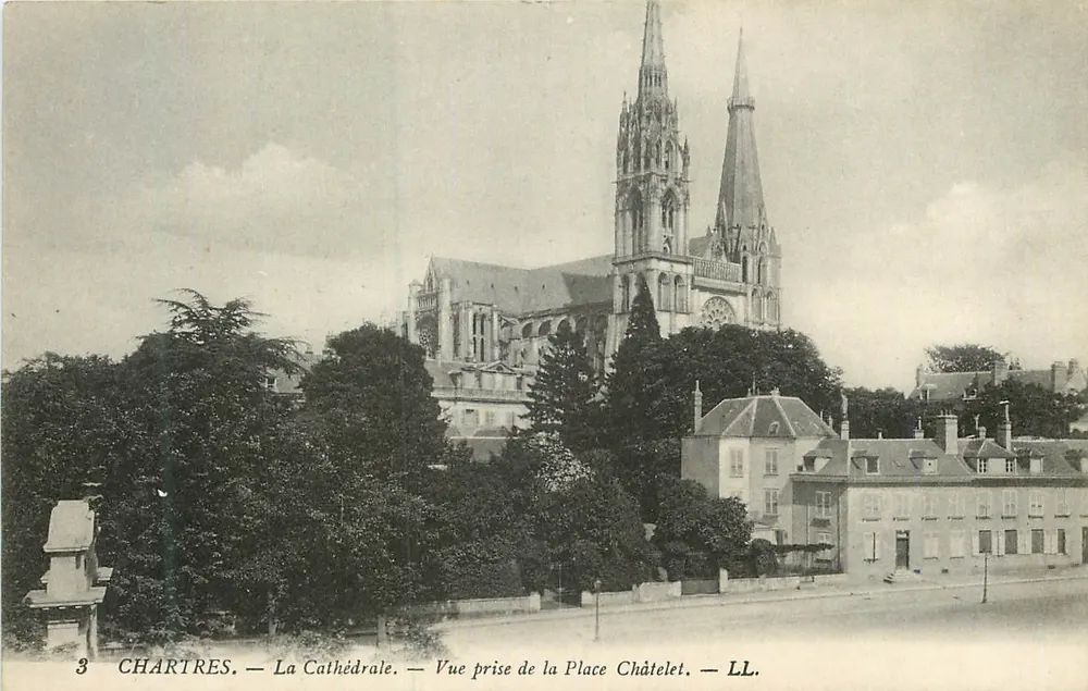 Chartres — Die Kathedrale — Ansicht vom Place Châtelet — LL. - Vorderseite