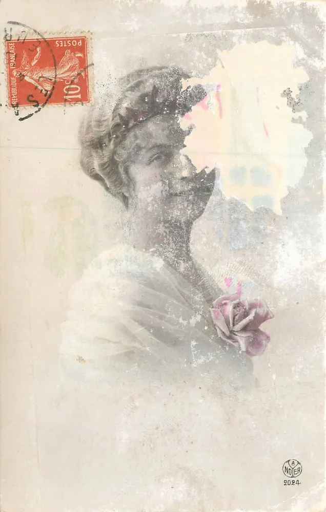 Jovem mulher em vestido branco — rosa na lapela — editor A. Noyer, n° 2094 - Frente