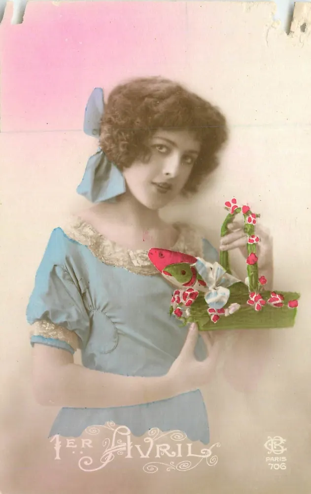Jovem mulher em vestido azul — 1º de Abril — editor Paris 706 - Frente