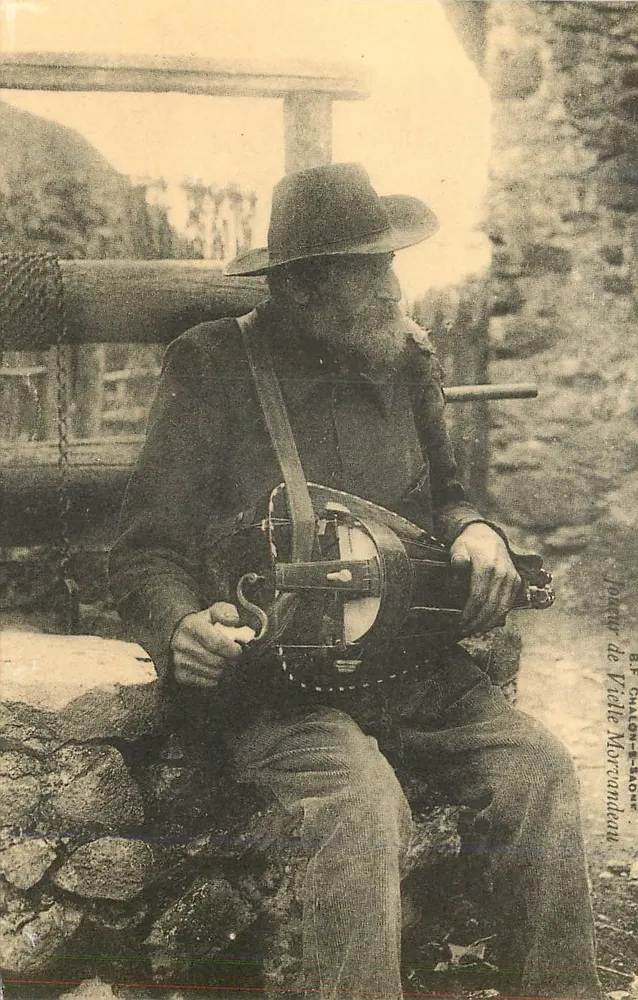Músico com bandoneon — Chalon-sur-Saône — Editor Cecodi BP 49 Les Ulis - Frente