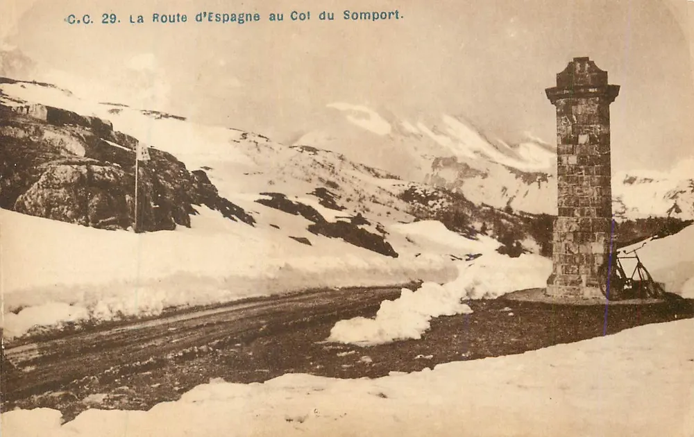 La Route d'Espagne au Col du Somport — vue hivernale avec monument — Carrache, éditeur - Pau - Recto