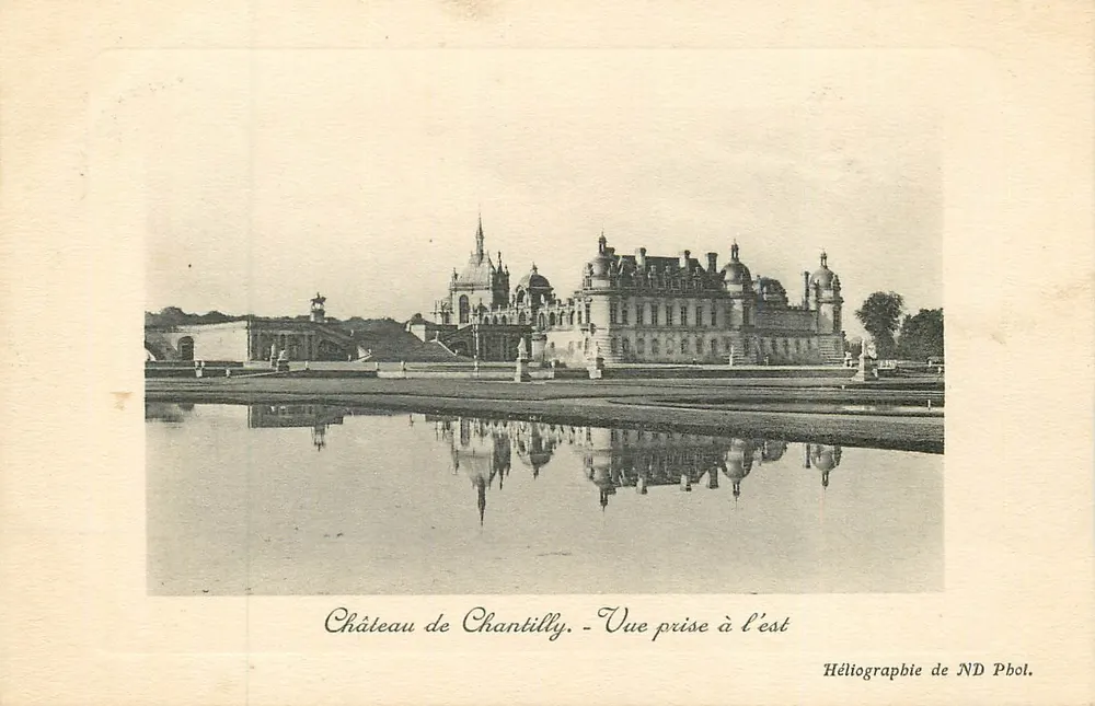 Castelo de Chantilly — Vista tirada a leste — Héliographie de ND Pbol. - Frente