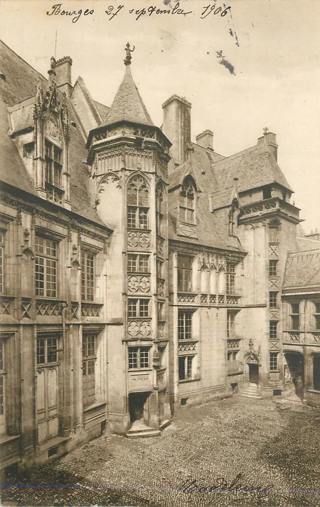 Bourges — Cour do Palácio Jacques Cœur — Carta Postal de Luxo - Frente