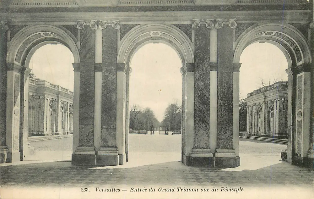 Versailles — Entrée du Grand Trianon vue du Péristyle — Éditeur EDIA, n° 233 - Recto