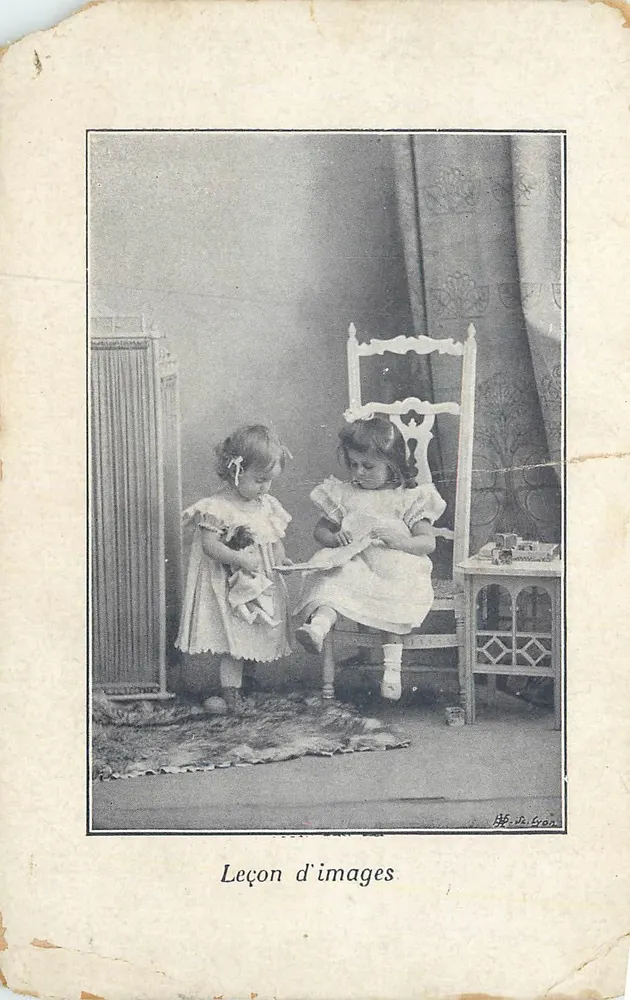 Deux enfants — scène d'apprentissage avec jouets — éditeur De Lyon - Frente