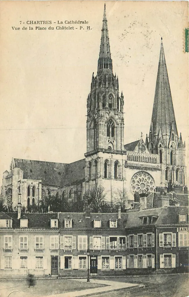 Chartres - La Cathédrale - Vue de la Place du Châtelet - P. H. - Recto