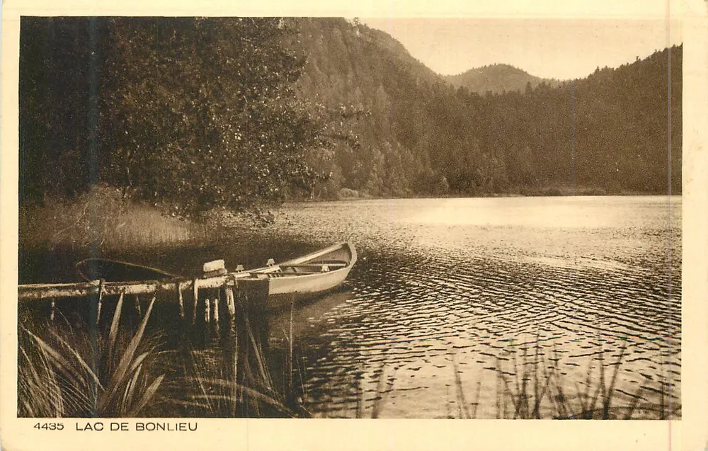 Lago de Bonlieu — vista do lago com uma barca no primeiro plano — edição Coleção Le Jura, n° 4435 - Frente