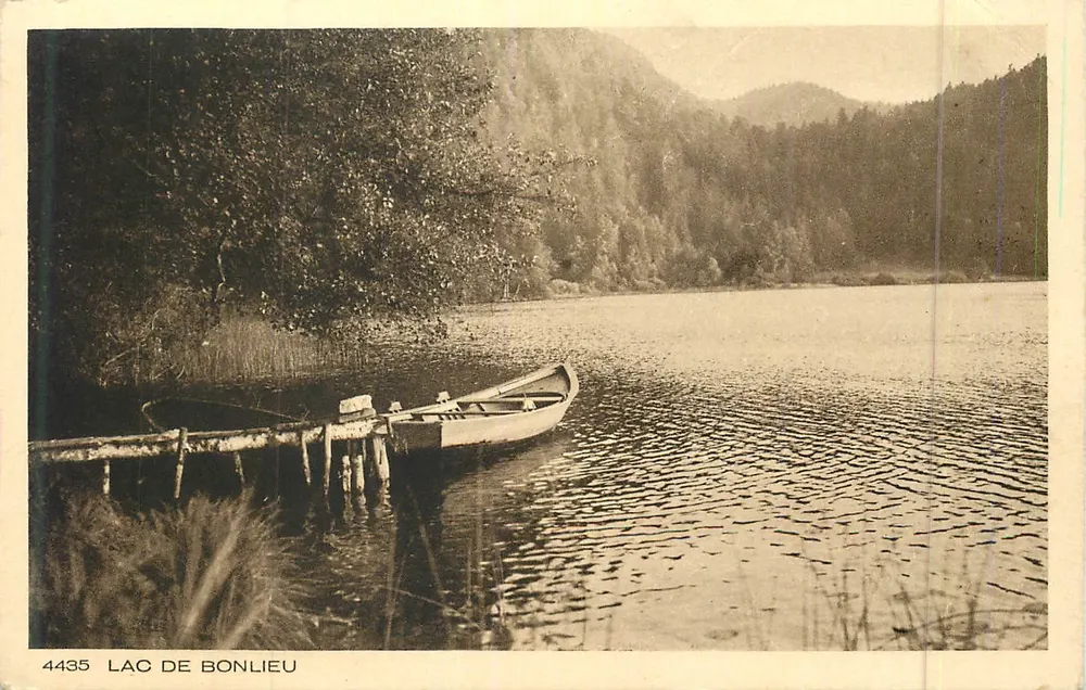 Lac de Bonlieu — widok na jezioro z łódką przy nabrzeżu — seria 4435, wydawca Braun & Cie - Awers