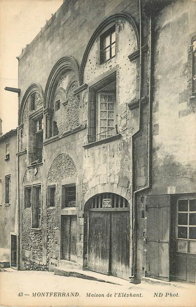 Montferrand — Casa do Elefante — ND Fot. - Frente