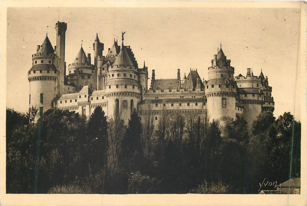 Château de Pierrefonds — Côté Est — Éditions d'Art YVON - Recto