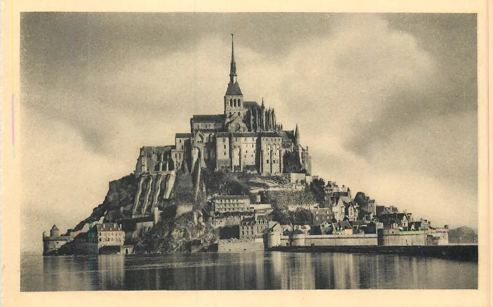 Mont-Saint-Michel — Allgemeiner Blick nach Süden bei Ebbe — Serv. Commercial Monuments Historiques, Paris - Vorderseite