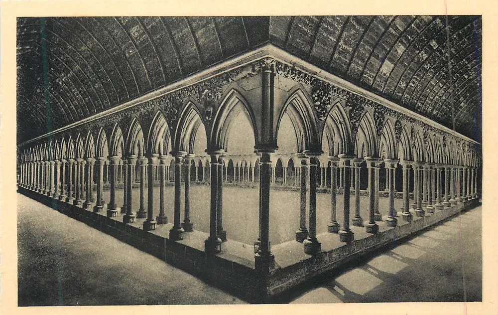 Abadia do Monte-Santo-Miguel — O Claustro — Serv. Comercial Monuments Historiques, Paris - Frente