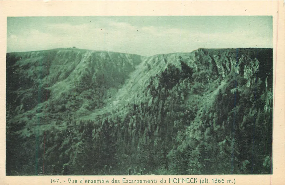 Escarpments des Hohneck (Höhe 1366 m.) — Panoramablick — Karten 'La Cagogne', Straßburg - Vorderseite