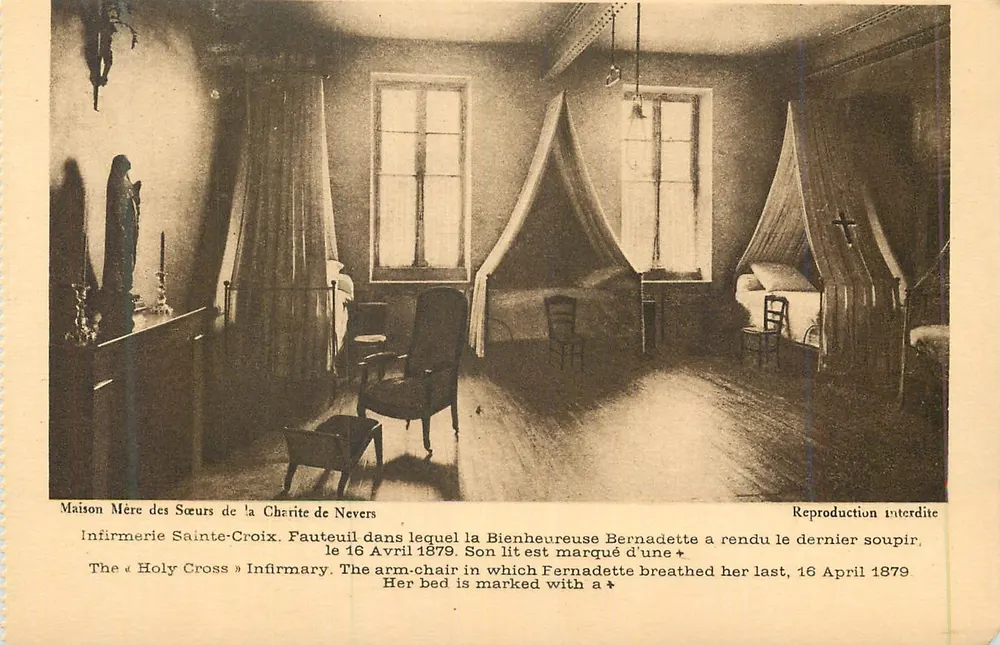 Casa-Mãe das Irmãs da Caridade de Nevers — Enfermaria Santa Cruz — Cadeira onde Bernadette deu seu último suspiro — 16 de abril de 1879 — editor Aulard e Cie, Paris - Frente