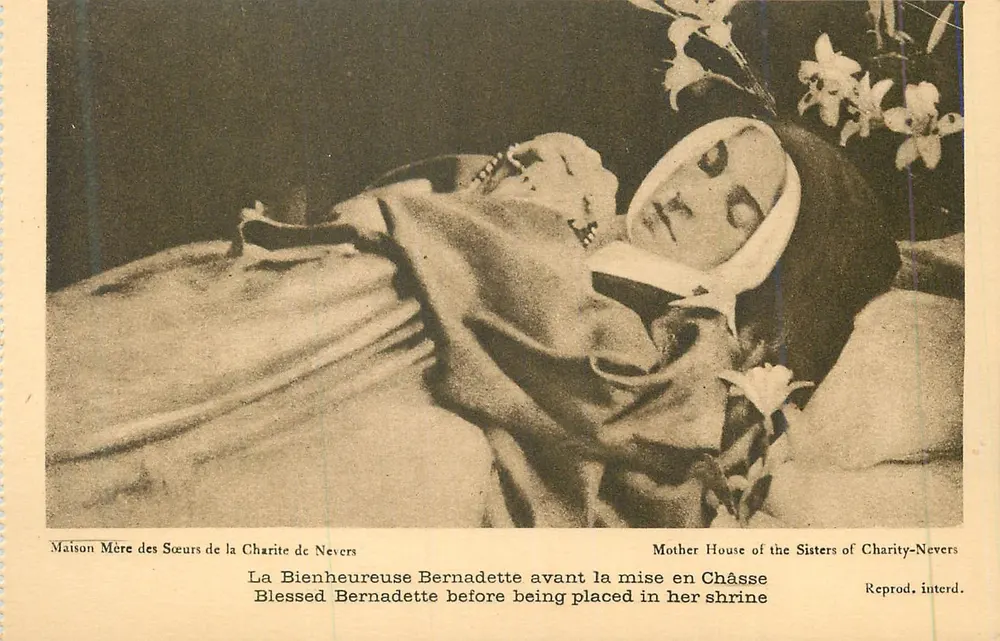 La Bienheureuse Bernadette avant la mise en Châsse — Maison Mère des Sœurs de la Charité de Nevers — Reprod. interd. - Recto