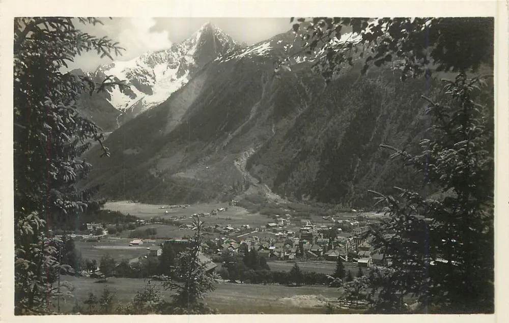 Chamonix — Vista geral e a Aiguille du Dru — Editor Levillier, Paris - Frente