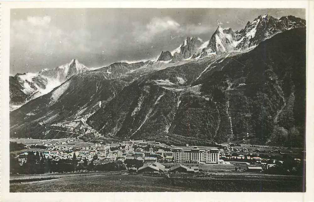 Chamonix — Allgemeine Ansicht. Die Aiguilles-Kette und Aiguille du Drû — Verlag réunis 13BP - Vorderseite