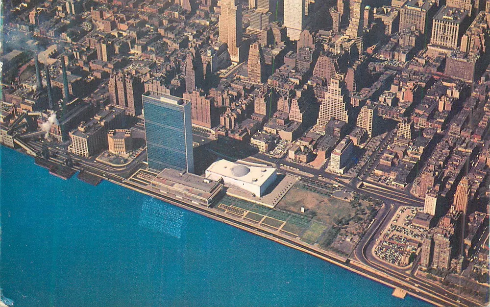 Luftbild von Midtown Manhattan — Vereinte Nationen — Verlag Color Picture Publishers, Inc. - Vorderseite