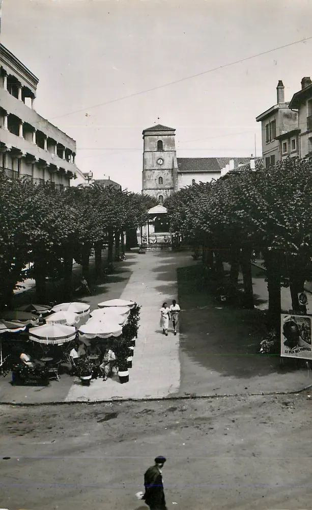Hendaye — Place de la République — « Nos Belles Pyrénées » - Frente