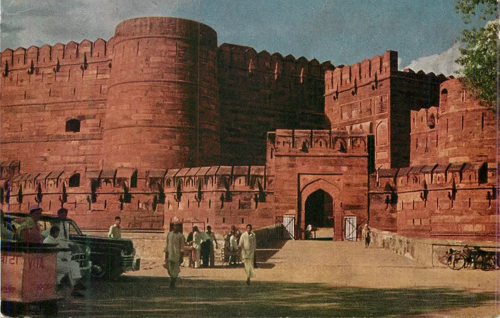 अमर सिंह गेट (अग्रा किला) — अग्रा, भारत — प्रिया लाल एंड संस, नंबर 5 - आगे