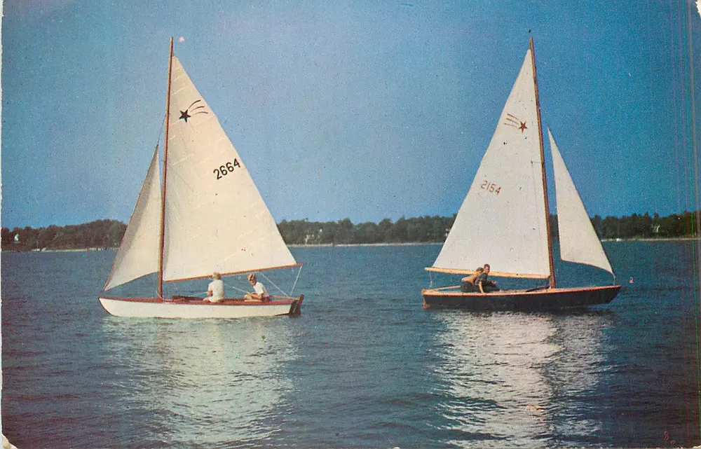 Navegação — dois barcos a vela em um lago — "Plasticrome" por Colourgraph, Boston 15, Mass., U.S.A. - Frente