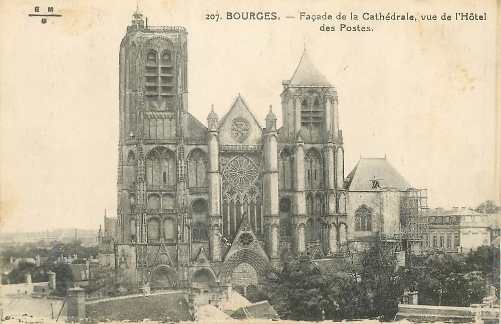 Bourges — Façade de la Cathédrale, vue de l'Hôtel des Postes — Éditeur E. Maquaire, n° 207 - Recto