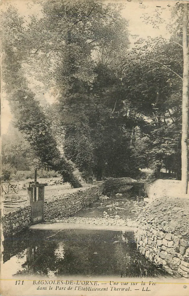 Bagnolles-de-l'Orne — Vue sur la Vée dans le parc de l'établissement thermal — Édition Molte, n°171 - Recto