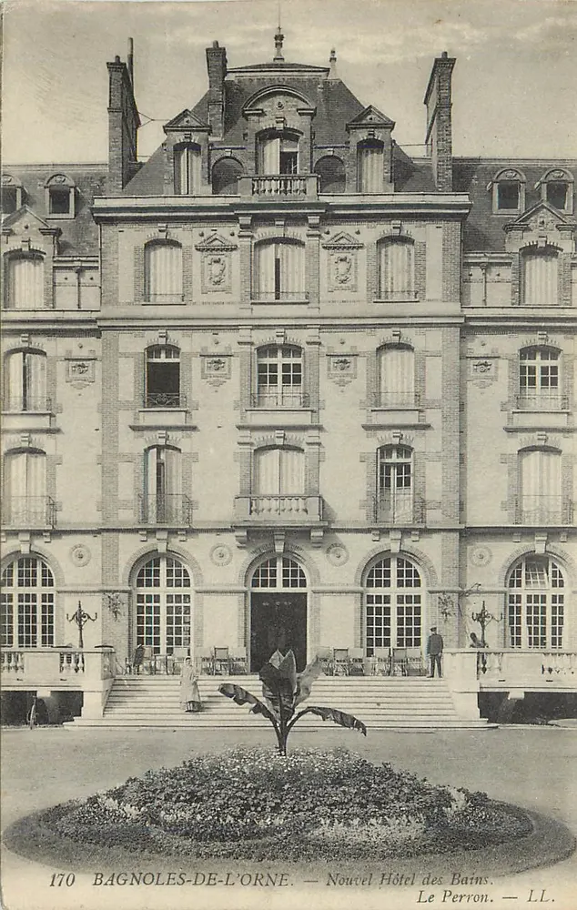Bagnoles-de-l'Orne — Nouvel Hôtel des Bains — Le Perron — LL. - Recto