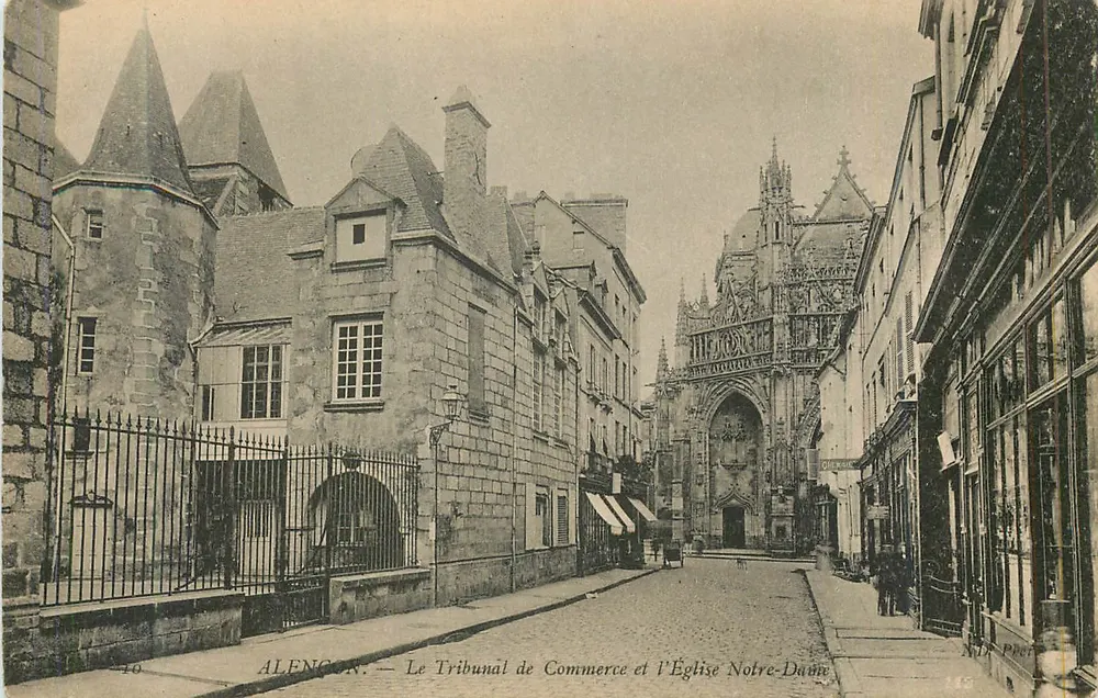 Alençon — Le Tribunal de Commerce et l'Église Notre-Dame — Éditeur Les Poper - Recto