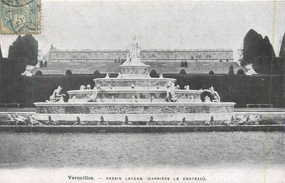 Versailles — Bassin Latone (derrière le château) — Versaillles. — BASSIN LATONE (DERRIÈRE LE CHATEAU). — Éditeur : Verneuil & Cie, Paris - Recto