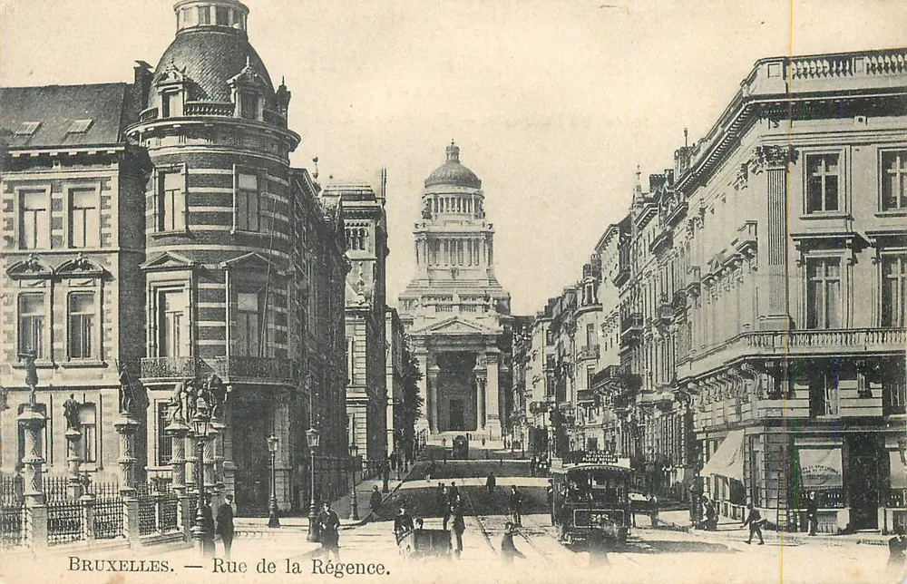 Brussel — Rue de la Régence — uitzicht op de straat met monumentaal gebouw met kuppel in de verte - Voorkant