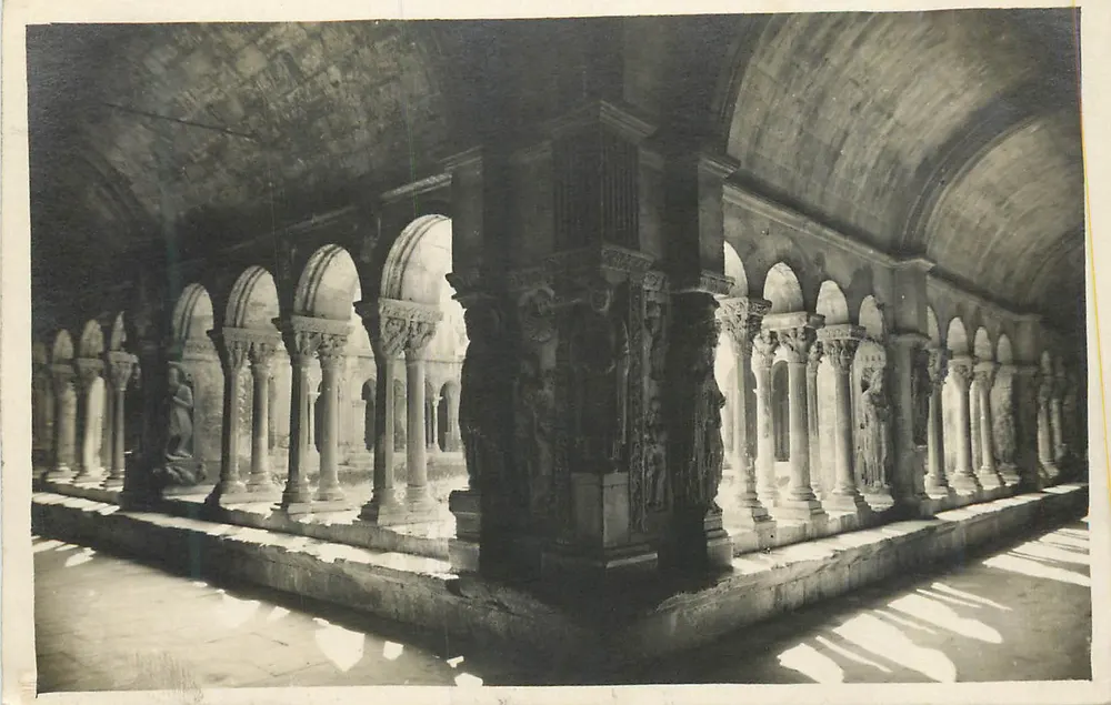 Cour interior do mosteiro de Santa Maria de la Pierre — vista arquitetônica — editor não identificado - Frente
