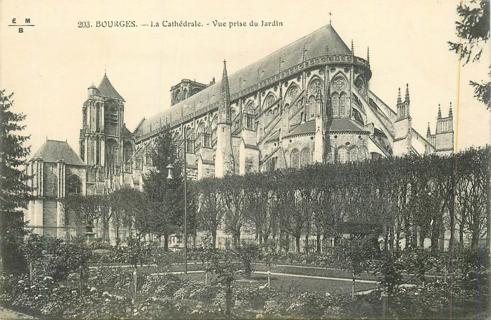 Bourges — La Cathédrale — Vue prise du Jardin — Éditeur E.M.B. n°203 - Recto