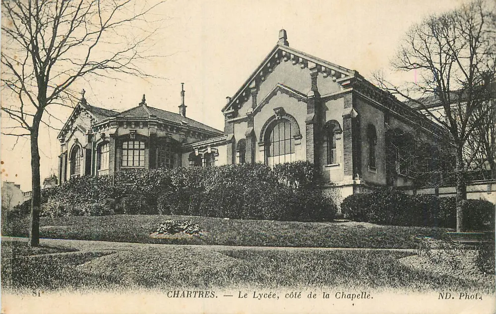 Chartres — O Liceu, lado da Capela — ND. Foto - Frente