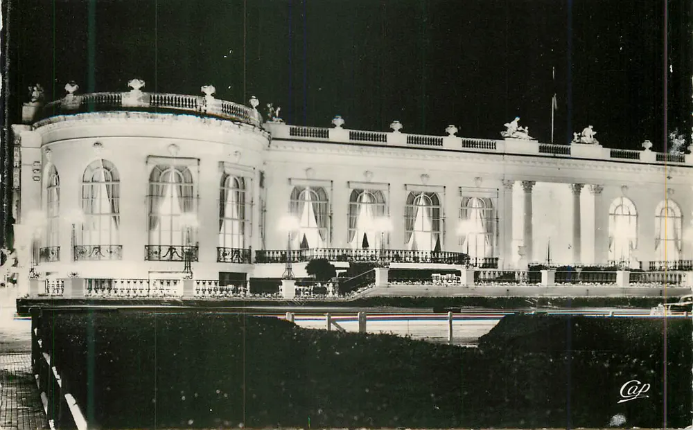 Deauville - Blühende Strandpromenade — Das beleuchtete Casino — Réal-Photo, Paris - Vorderseite